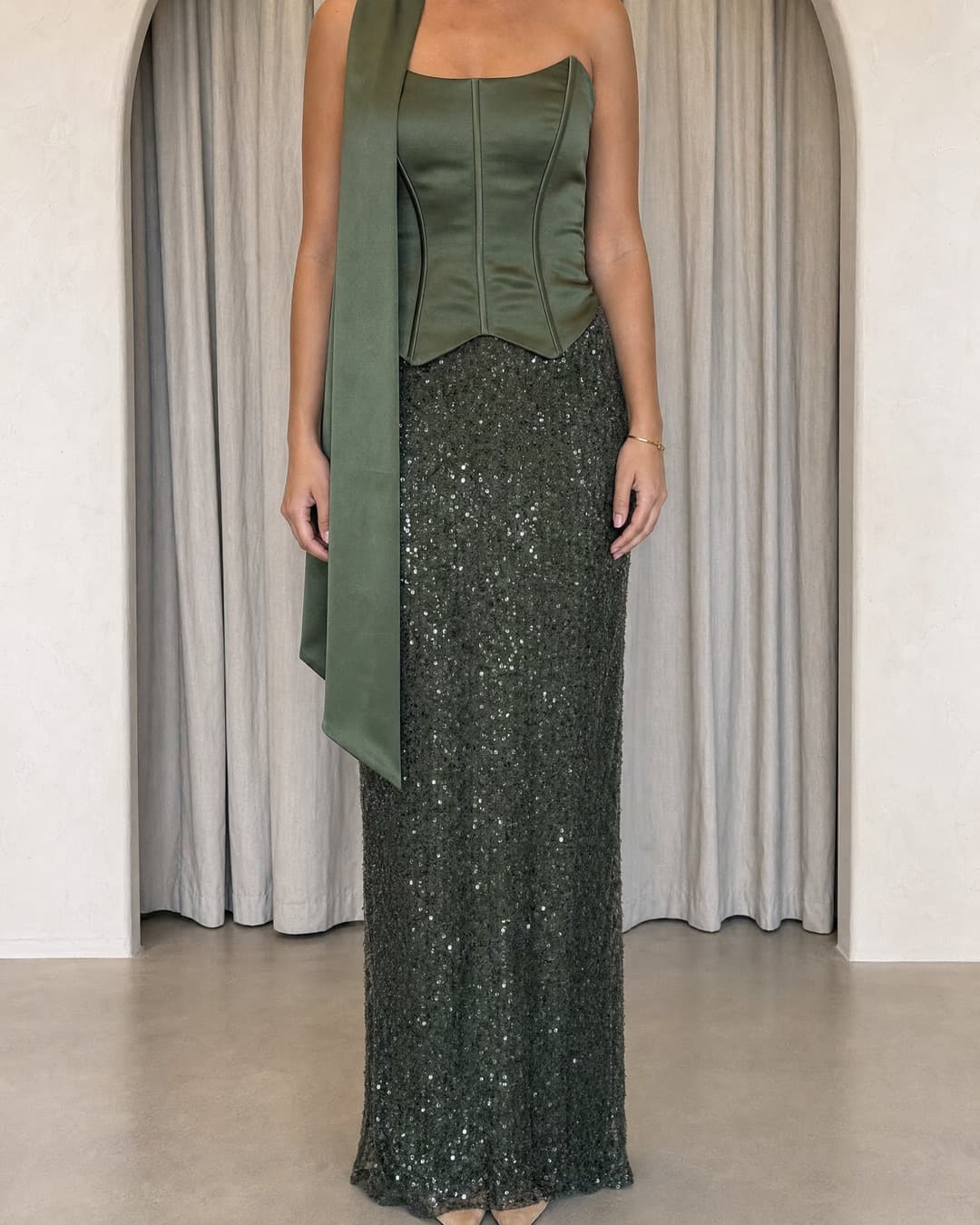 The Yasmine Dress, Olijfgroen galajurk